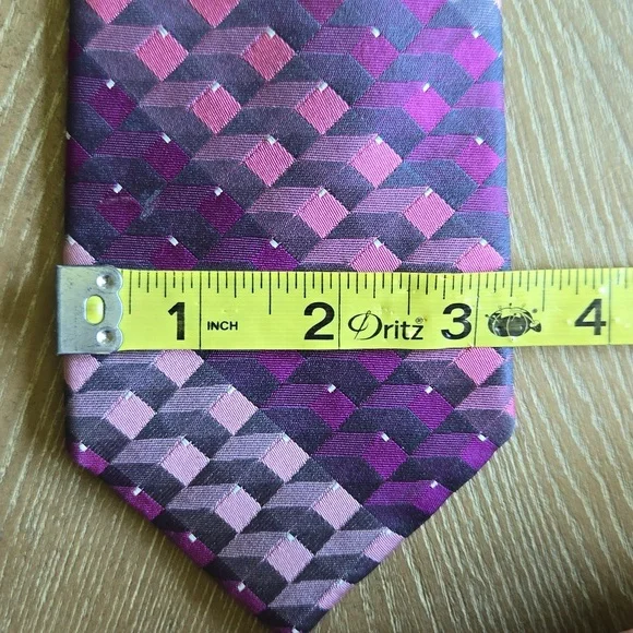 Arrow 3-D looking squares necktie. - Picture 6 of 6